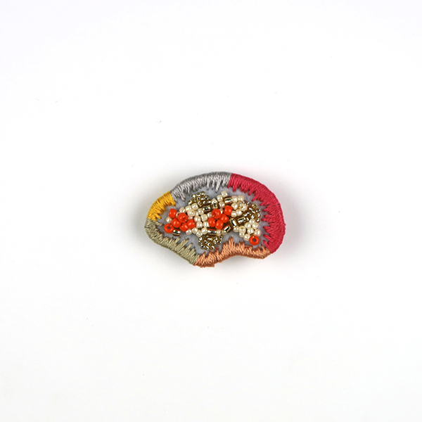 B765 JEWEL BOX “Orange”<br>制作者:Sukesan<br>サイズ:2.8cm×4cm<br>素材:刺繍糸、ビーズ、布、オーガンジー、合皮、ブローチピン<br><br>キラキラしたものを身に付けていると元気になれると聞いたので‼