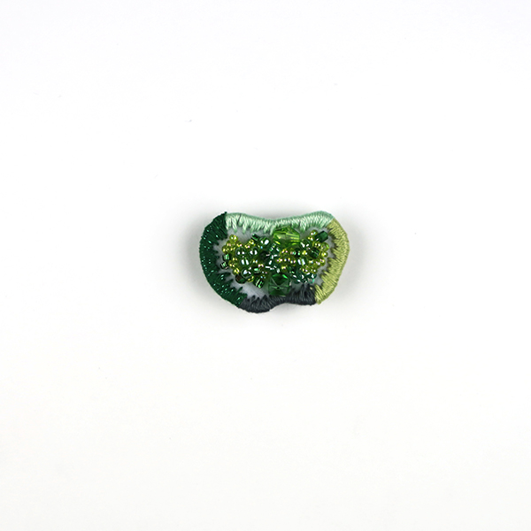 B766 JEWEL BOX “Green”<br>制作者:Sukesan<br>サイズ:2cm×3.5cm<br>素材:刺繍糸、ビーズ、布、オーガンジー、合皮、ブローチピン<br><br>キラキラしたものを身に付けていると元気になれると聞いたので‼