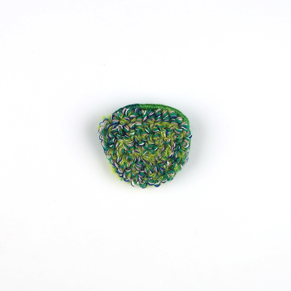 B767 もこもこ(green)<br>制作者:Sukesan<br>サイズ:3.5cm×3.8cm<br>素材:刺繍糸、布、フェルト、合皮、ブローチピン<br><br>もこもこふわふわ ふわふわもこもこ