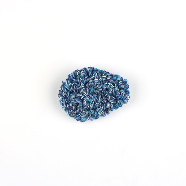 B768 もこもこ(blue)<br>制作者:Sukesan<br>サイズ:3.5cm×3.8cm<br>素材:刺繍糸、布、フェルト、合皮、ブローチピン<br><br>もこもこふわふわ ふわふわもこもこ