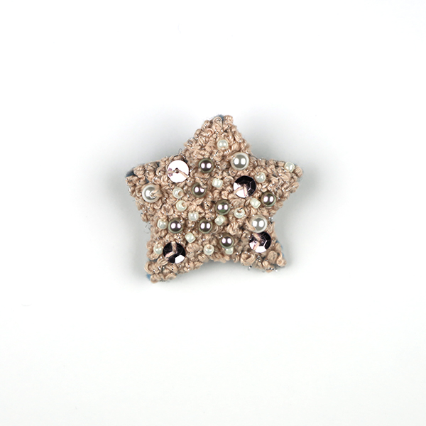 B770 星宵☆ピンク<br>制作者:Sugako<br>サイズ:4.5cm×5cm<br>素材:フェルト、綿、刺し子糸、ビーズ、スパンコール、プラスチックパール、ブローチピン