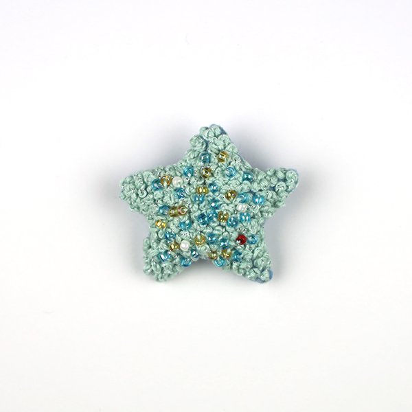 B771 星宵☆ミント<br>制作者:Sugako<br>サイズ:4.5cm×5cm<br>素材:フェルト、綿、刺し子糸、ビーズ、ブローチピン