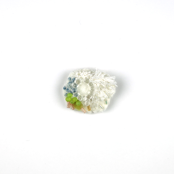 B773 春のめぶき<br>制作者:Ki<br>サイズ:2.3cm×3.5cm<br>素材:フェルト、刺繡糸、銀糸、ビーズ、プラスチックパール、ボタン、ブローチピン