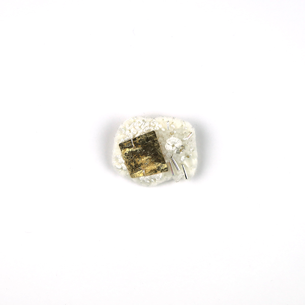 B774 踏みしめる霜<br>制作者:Ki<br>サイズ:3.4cm×2.5cm<br>素材:フェルト、刺繡糸、銀糸、ビーズ、リボン、金プレートパーツ、ブローチピン