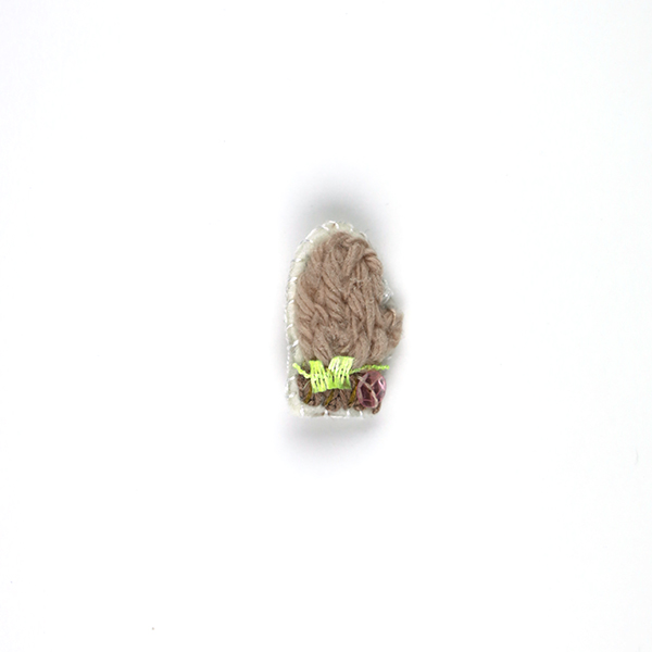 B776 雪と手袋(ベージュピンク)<br>制作者:Ki<br>サイズ:3.4cm×1.5cm<br>素材:フェルト、羊毛、刺繡糸、リボン、ブローチピン