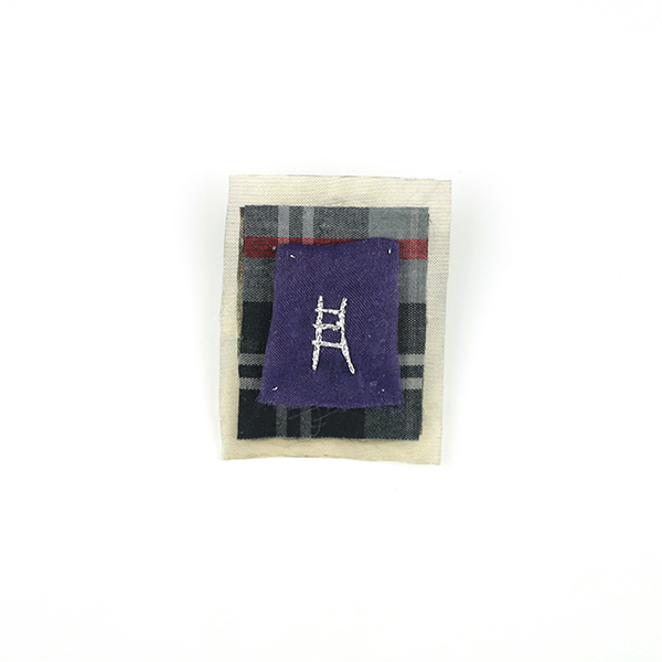 B778 梯子ボタン<br>制作者:Ki<br>サイズ:5cm×3.6cm<br>素材:布、オーガンジー、フェルト、刺繡糸、ブローチピン
