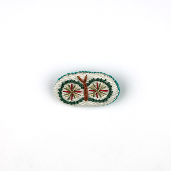 B779 ちょうちょブローチ<br>制作者:Tono Tono<br>サイズ:2.5cm×4.5cm<br>素材:フェルト、刺繡糸、布、ビーズ、綿、ブローチピン<br><br>水戸芸→森英恵氏→ちょうちょ